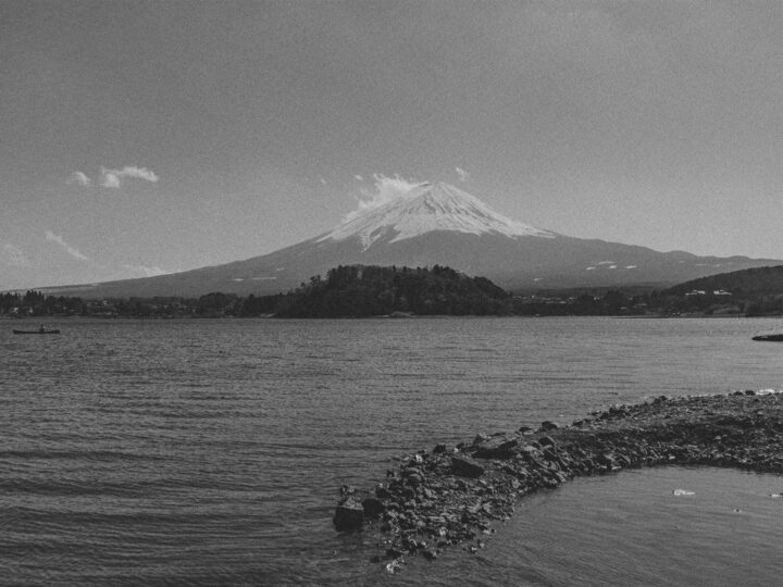 Fotografia da paisagem ao redor do Monte Fuji.