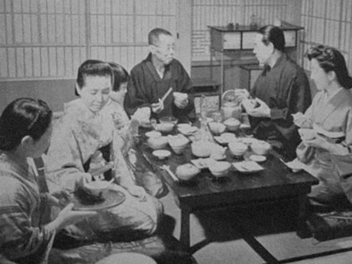 Fotografia histórica de família japonesa em momento de refeição.